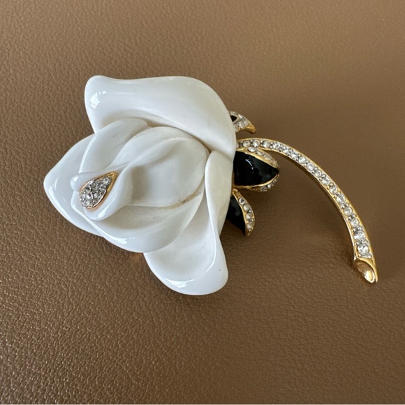 Signed Kenneth Jay Lane (KJL) "Midnight Magic" White Lucite Rose Flower Brooch - Picture 2 of 5